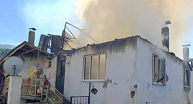 Kütahya'da çıkan yangında 2 ev kullanılmaz hale geldi