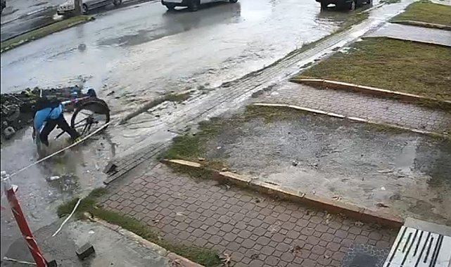 Lise öğrencisi, bisikletiyle yağmur suyu dolu çukura düştü