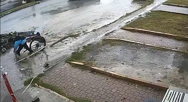 Lise öğrencisi, bisikletiyle yağmur suyu dolu çukura düştü