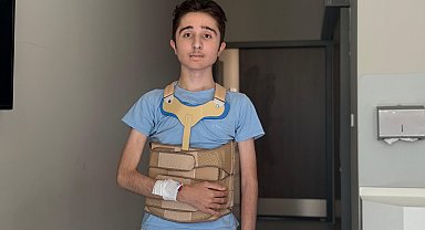 Liseli Eren, 2 seanslık ameliyat ile skolyozdan kurtuldu