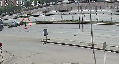 Maça yetişmek için üst geçidi kullanmayınca hafif ticari araç çarptı; kaza kamerada