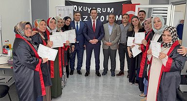 Mardin'de okuma yazma kursunu tamamlayıp, cübbe giyip mezun oldular