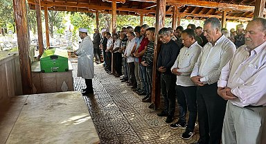 Mersin'de şarampole yuvarlanan minibüste ölen 3 kişi toprağa verildi