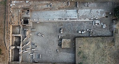 Metropolis'te ticaretin kalbi olduğu değerlendirilen 1800 yıllık agora bulundu