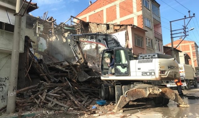 Metruk bina yıkımı aralıksız devam ediyor