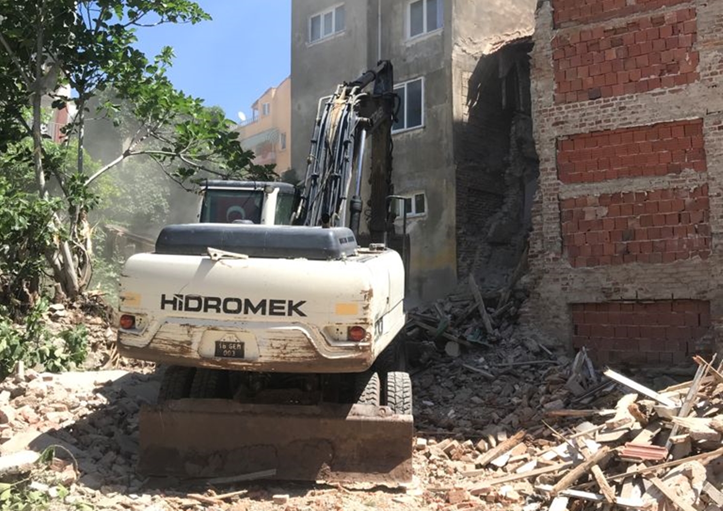 Metruk bina yıkımları sürüyor