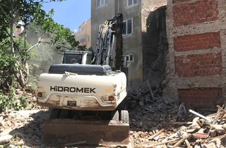 Metruk bina yıkımları sürüyor