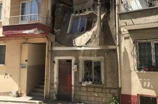 Metruk bina yıkımları sürüyor