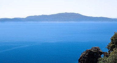 Midilli Adası açıklarında göçmenleri taşıyan tekne battı: 1 ölü