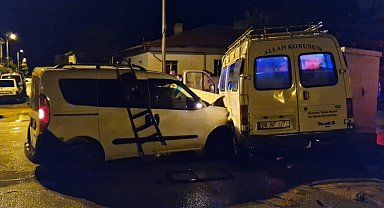 Minibüsle çarpışan hafif ticari aracın sürücüsü kaçtı