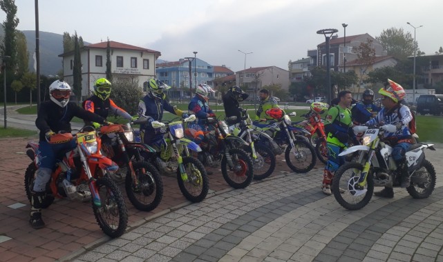 Motokrosçular Atatürk imzasına tırmandı