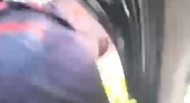 Motokurye, direksiyondaki sürücüyü yumrukladı