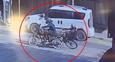 Motosikletin bisikletle çarpıştığı kaza kamerada: 2 yaralı