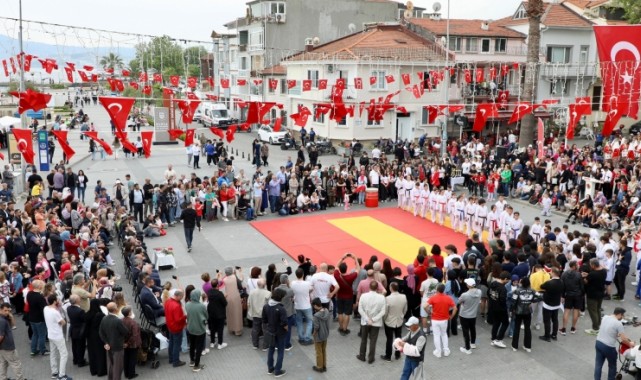 Mudanya'da Kutlamalar Resmi Törenle Başladı