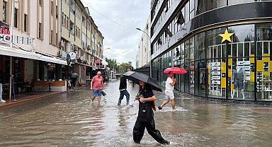 Muğla'da sağanak; cadde ve sokaklar göle döndü