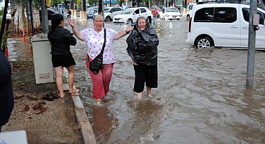 Muğla'da sağanak; oteli su bastı, deniz kahverengine döndü