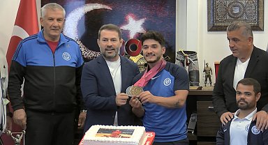 Muhammet Furkan Özbek, halterde 15 yıl sonra ilk dünya şampiyonu oldu