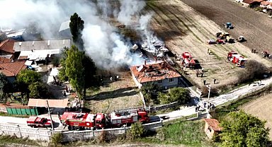 Odunlukta çıkan yangında evin bir bölümü ile traktör ve motosiklet de yandı