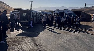 Öğretmenleri taşıyan minibüsle hafif ticari araç çarpıştı: 12 yaralı