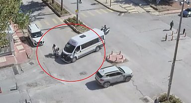 Okul servisi ile elektrikli bisiklet çarpıştı, 2 yaralı, kaza kamerada