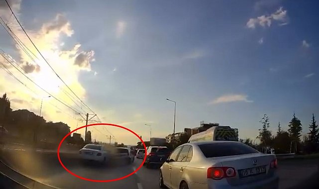 Otomobil, 4 otomobil ile motosiklete çarptı; o anlar kamerada