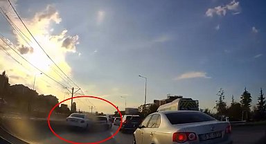 Otomobil, 4 otomobil ile motosiklete çarptı; o anlar kamerada