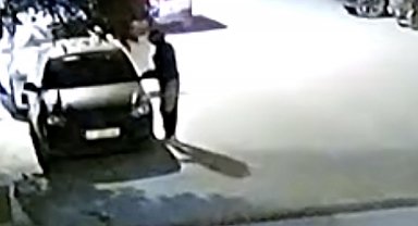 Otomobil hırsızlığı girişimi kamerada