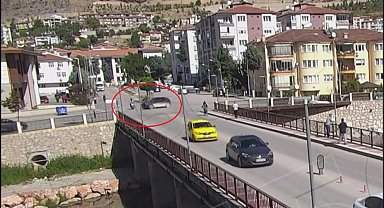 Otomobil ile çarpışan motosikletteki anne ve 2 çocuğu yaralandı