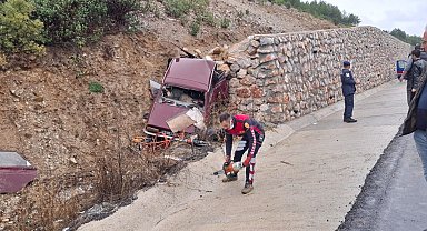 Otomobil istinat duvarına çarptı; 1 ölü, 1 yaralı