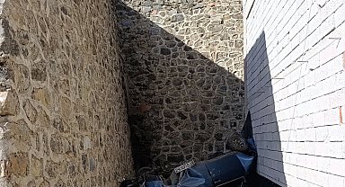 Otomobil istinat duvarını aşıp belediye otoparkına düştü