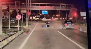 Otomobil, kırmızı ışıkta duran motosiklete çarptı; kaza kamerada