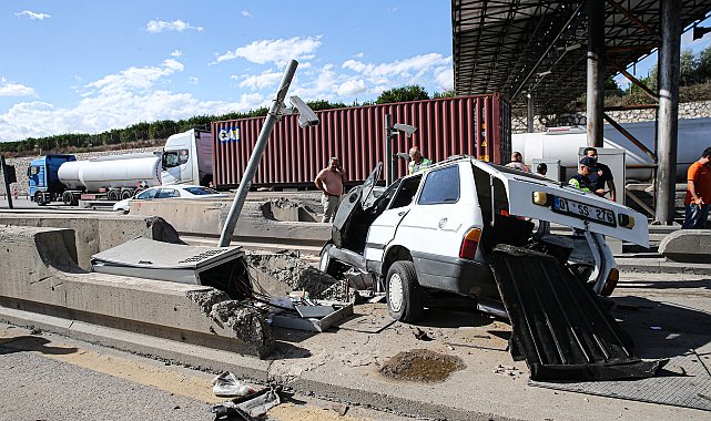 Otomobil, otoyol gişelerinde beton bariyerlere çarptı: 2 ölü