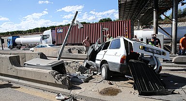 Otomobil, otoyol gişelerinde beton bariyerlere çarptı: 2 ölü