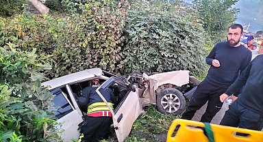 Otomobil refüjdeki elektrik direğine çarpıp, karşı şeride savruldu; 2 yaralı