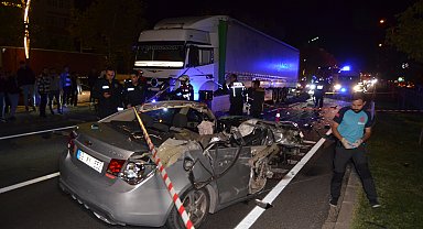 Otomobil, TIR'a arkadan çarptı; sürücü yaralandı, ağabeyi öldü