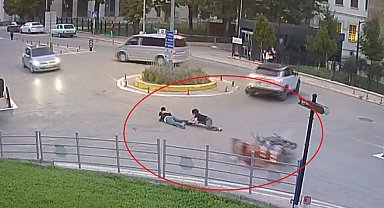 Otomobile çarpmamak için sürücüsünün ani fren yaptığı motosiklet devrildi; kaza kamerada