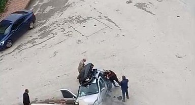 Otomobili, husumetli olduğu ailenin üzerine sürdü; o anlar kamerada