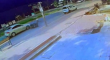Otomobili üzerine sürdüğü motosikletlinin ölümüne neden olduğu anlar kamerada