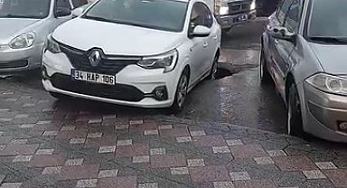 Otomobilin arka tekeri göçüğün içinde kaldı