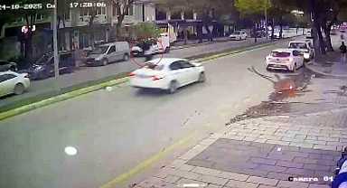 Otomobilin çarptığı kadın metrelerce savruldu