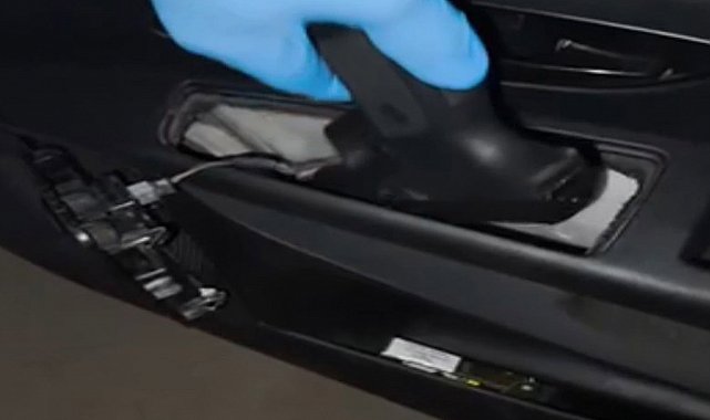 Otomobilin kapısında tabanca gizlemek için düzenek bulundu