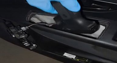 Otomobilin kapısında tabanca gizlemek için düzenek bulundu