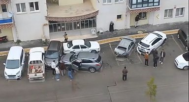 Otomobilin park halinde araçlara çarptığı kaza kamerada