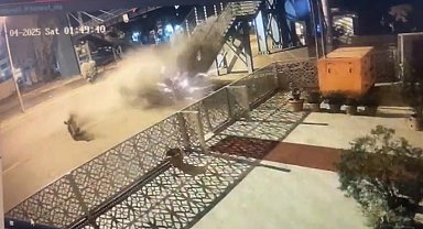 Otomobilin üst geçit merdivenlerine çarptığı kaza kamerada; 1 ölü