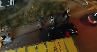 Otomobilinin camına taş atılan sürücünün bir kişiyi ezdiği anlar kamerada