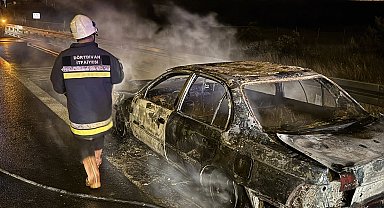 Otoyolda yanan otomobil kullanılamaz hale geldi