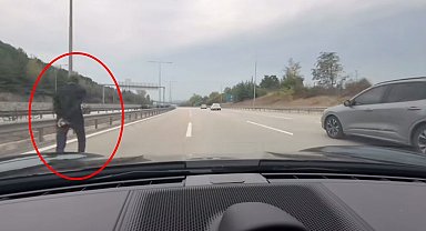 Otoyolda yürüyen yaya, sürücünün dikkati sayesinde kurtuldu; o anlar kamerada