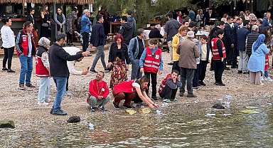 Özel gereksinimli öğrenciler Gazze için denize kağıttan kayıklar bıraktı