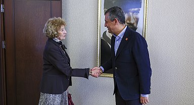 Özgür Özel, CHP'ye üye olan Ayşe Kulin'e rozet taktı