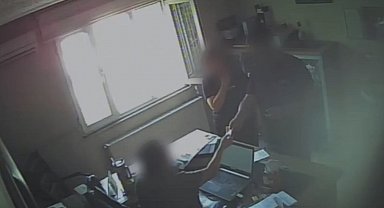 Para karşılığı rapor hazırlayan doktor gözaltında; olay kamerada